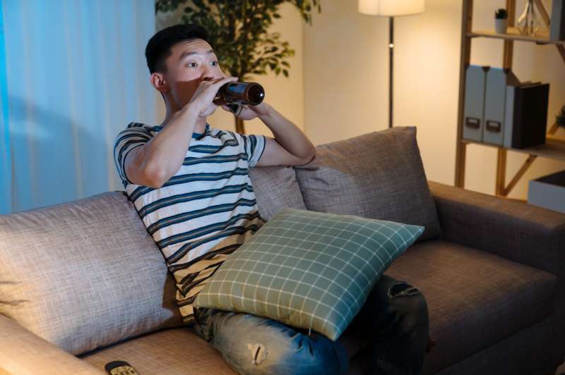 年轻人喝啤酒