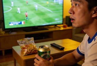世界杯熬夜=尿酸"夺冠"：凌晨看球+啤酒花生，血糖飙到18.3！