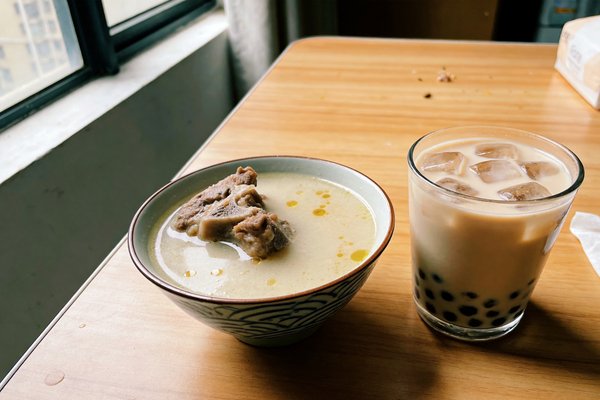 浓汤和甜饮对比