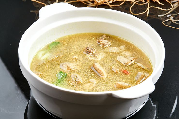 砂锅里炖的老火肉汤
